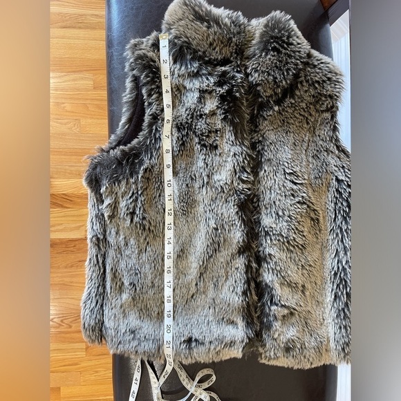 Outdoor Edition by Parkhurst faux fur vest in a size S/P mob wife fur brown - Picture 14 of 15